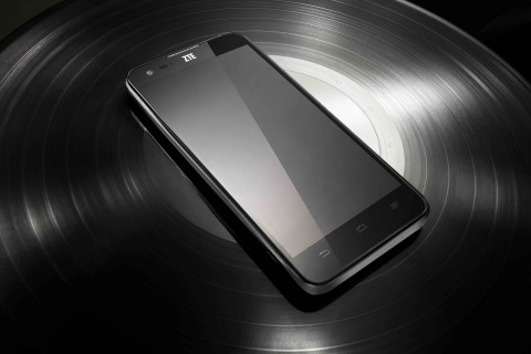 Смартфон ZTE Geek (V975) Смартфон ZTE Geek (V975)