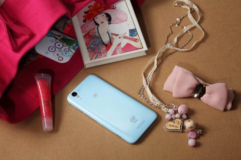 Смартфон ZTE Geek (V975) Смартфон ZTE Geek (V975)
